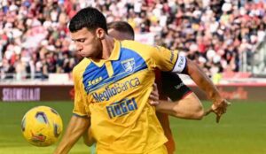 Soulé controlla il pallone nella partita di calcio di serie A tra Bologna e Frosinone