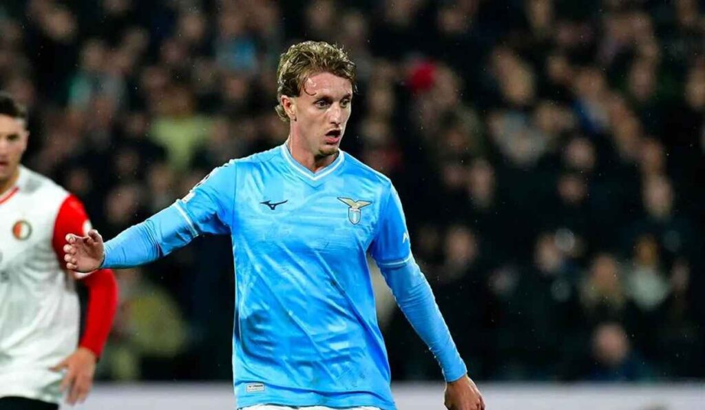 Rovella controlla il pallone nella partita di calcio di Champions League tra Feyenoord-Lazio