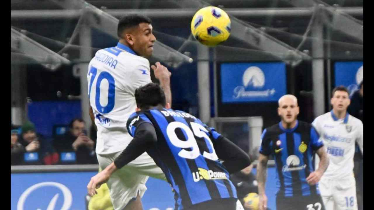 Cheddira stacca di testa nella partita di calcio di serie A tra Inter e Frosinone