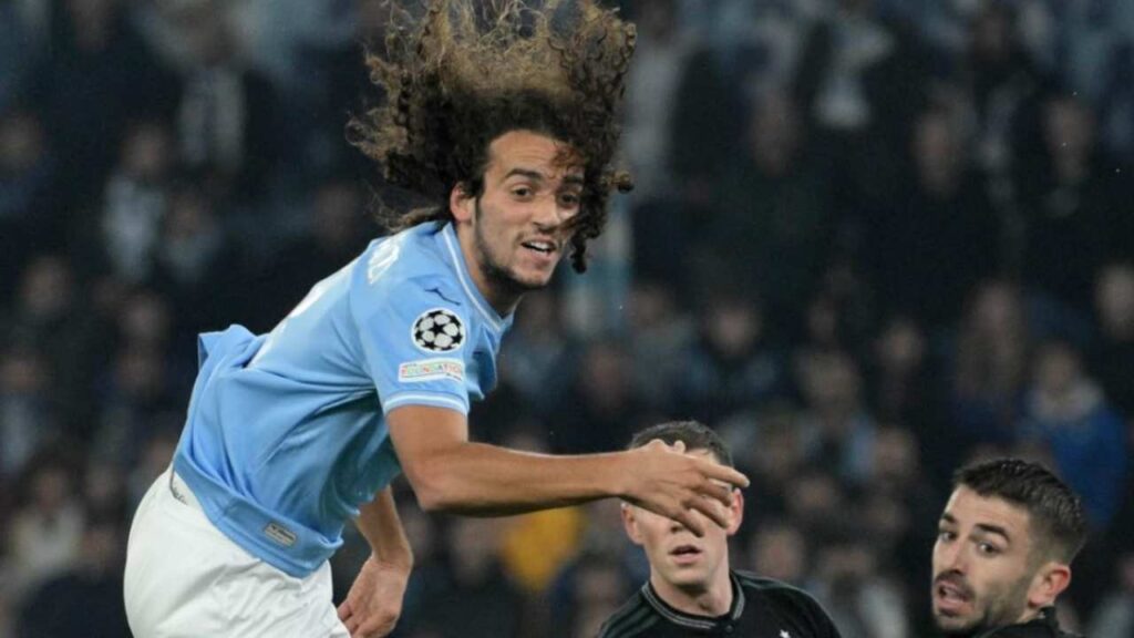 Guendouzi della Lazio svetta di testa contro il Celtic nella partita di calcio di Champions League