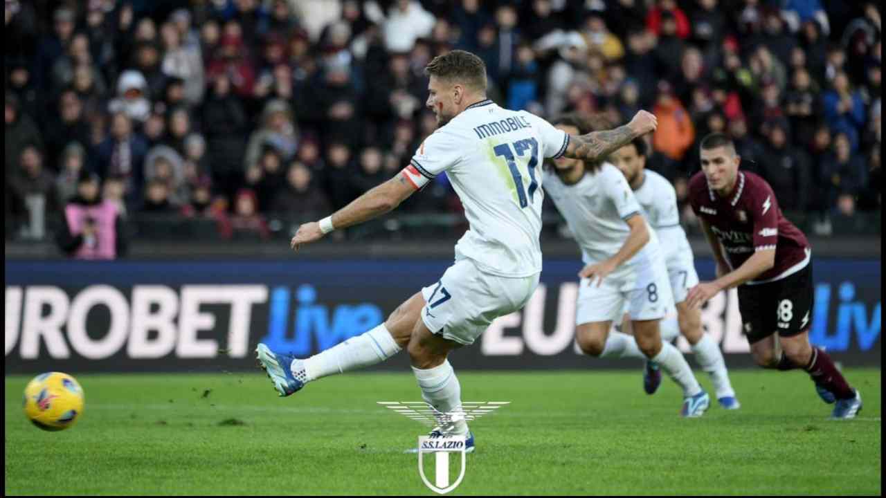 Ciro Immobile calcia il rigore nella partita di calcio di serie A tra Salernitana e Lazio