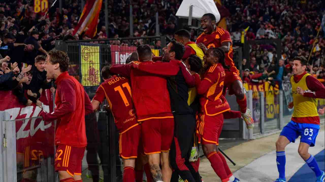 Tutta la squadra della Roma sotto la curva dello stadio Olimpico nella partita di calcio di serie A contro il Lecce