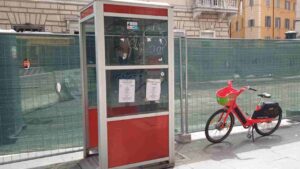 Cabina telefonica dismessa in via Nazionale a Roma