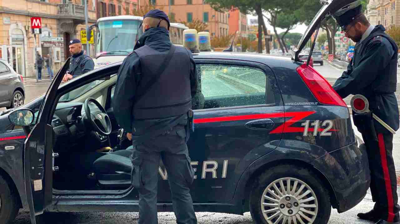 Posto di controllo dei Carabinieri nel quartiere Appio di Roma