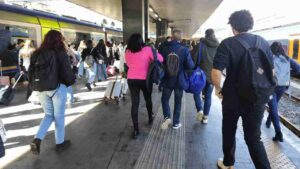 Pendolari della linea Roma-Cassino in arrivo alla stazione Termini