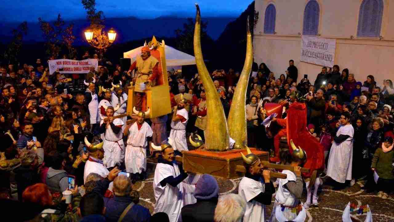 Festa del Cornuto, Rocca Canterano, Corteo burlesco per le vie del paese