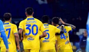 I giocatori del Frosinone esultano nella partita di calcio di Coppa Italia contro il Napoli
