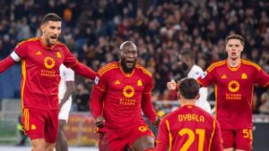 Dybala, Pellegrini e Zalewski festeggiano il gol di Lukaku nella partita di calcio di serie A tra Roma e Fiorentina