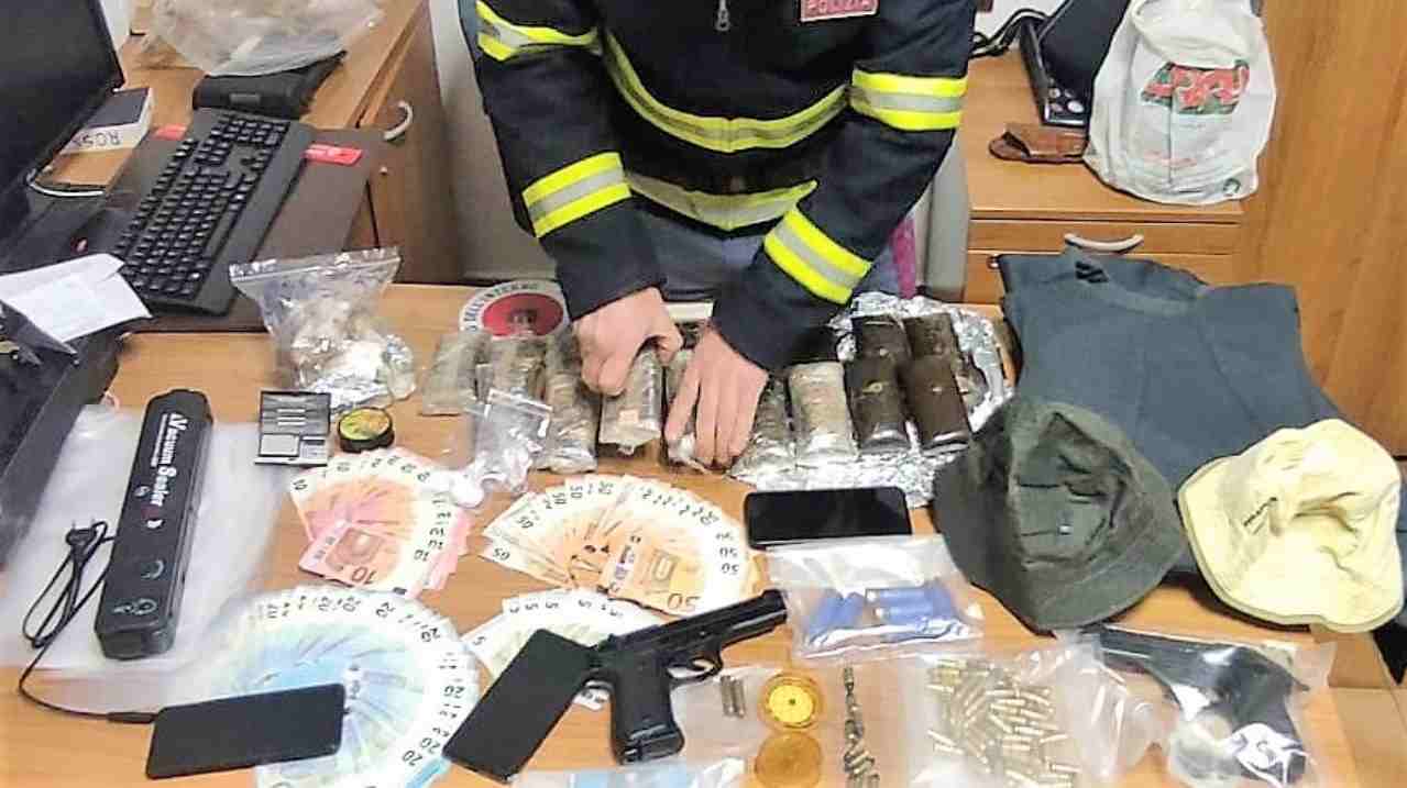 Polizia Stradale di Albano, materiale sequestrato