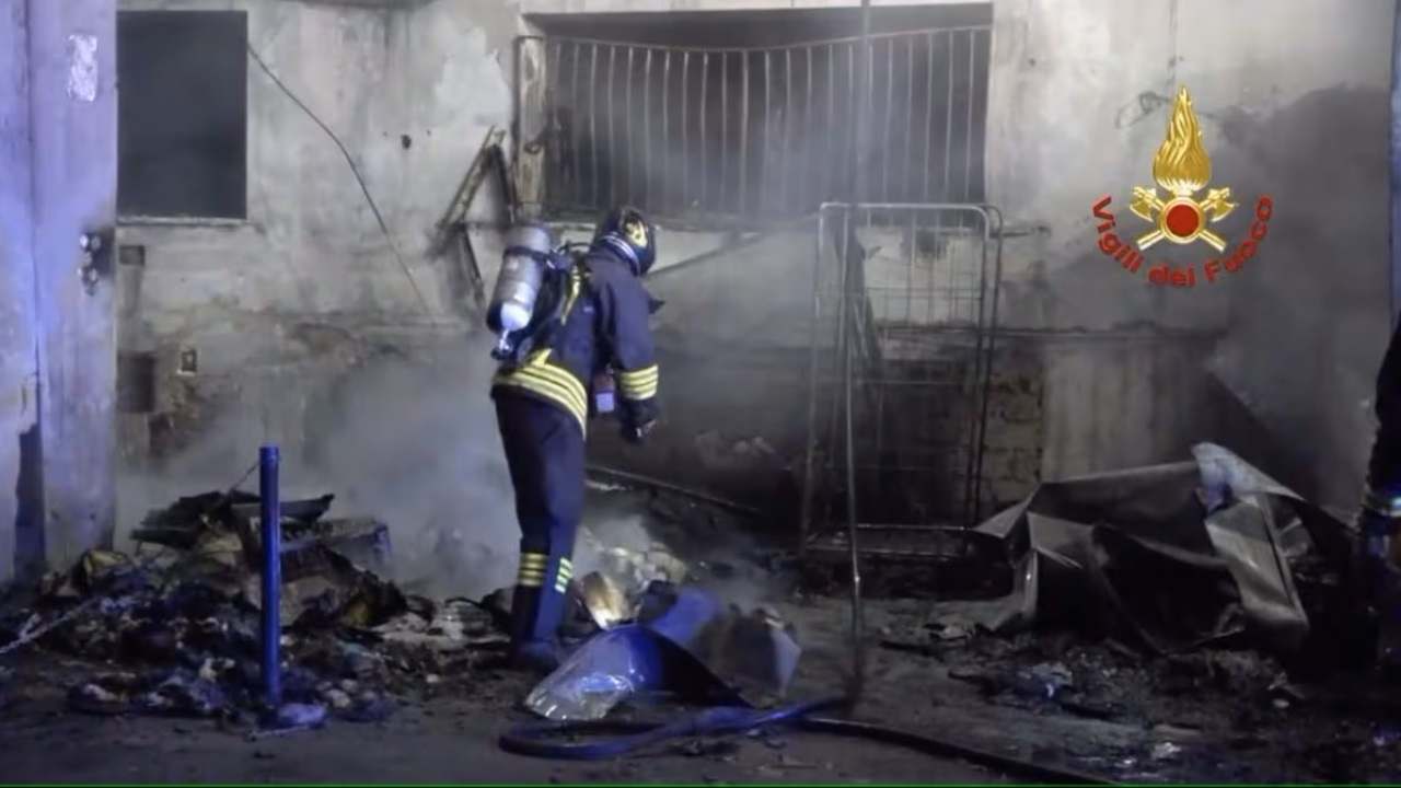 Incendio ospedale di Tivoli, vigile del fuoco al lavoro