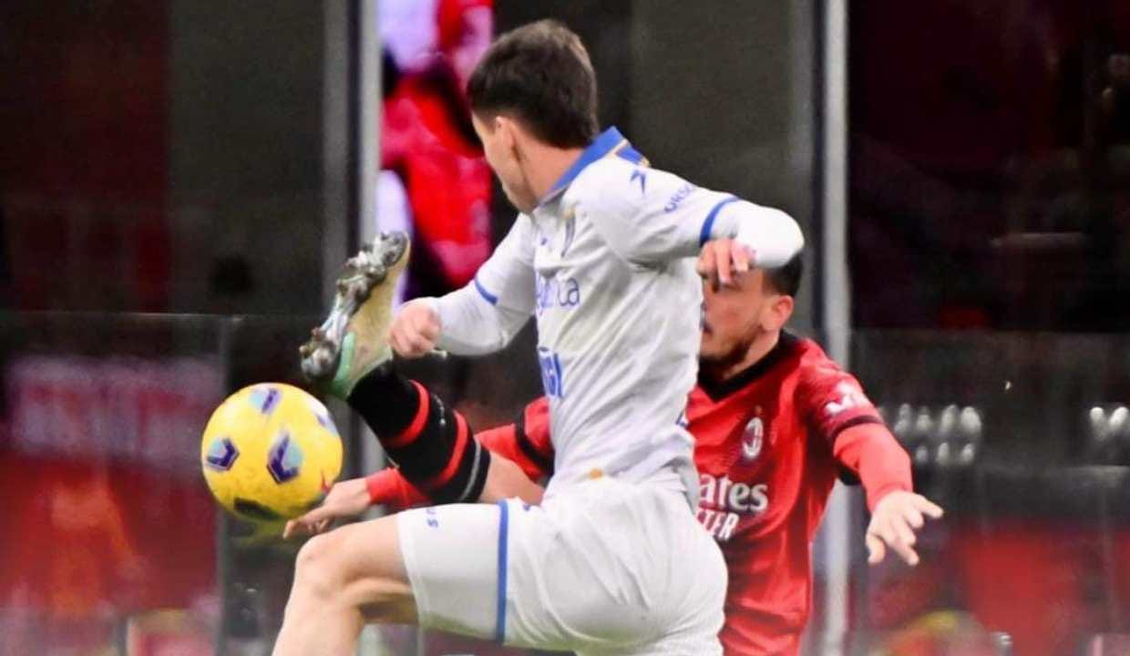 Un'azione di gioco nella partita di calcio di serie A tra Milan e Frosinone