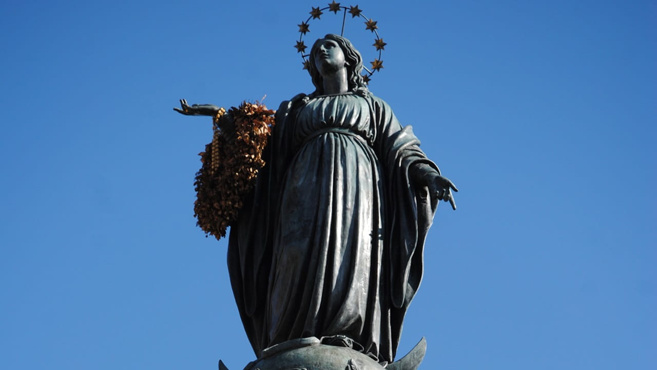 Statua dell’Immacolata Concezione in piazza di Spagna a Roma