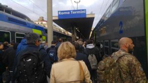 Militare dell'Esercito tra i pendolari in arrivo alla stazione Termini di Roma