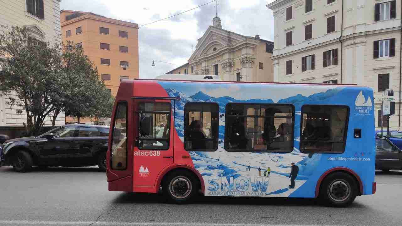Minibus Atac in servizio a Roma
