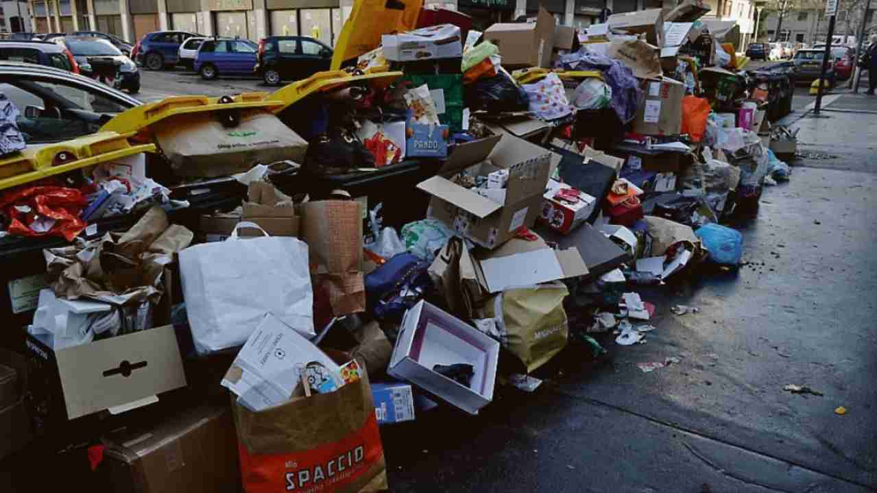 Pacchi, rifiuti del cenone di Natale lasciati sulla strada a Roma