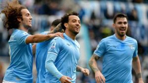La Lazio esulta per il goal nella partita di calcio di serie A contro il Lecce