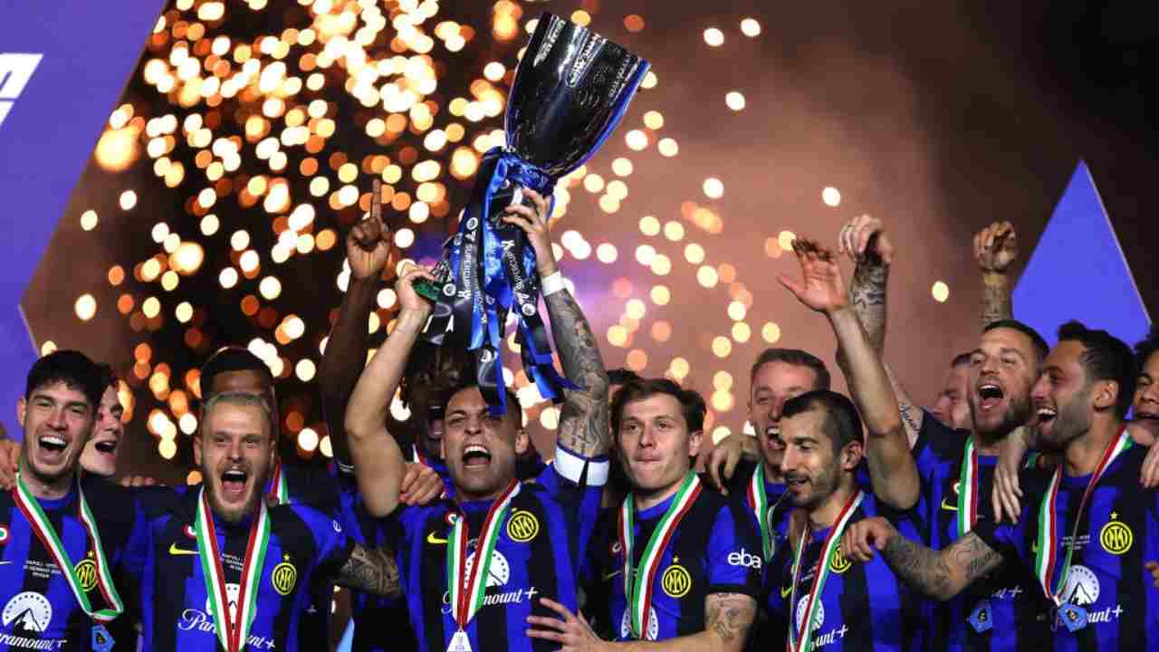Lautaro Martinez alza la Supercoppa Italiana vinta dall'Inter