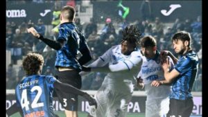 Okoli stacca di testa nella partita di calcio di serie A tra Atalanta e Frosinone