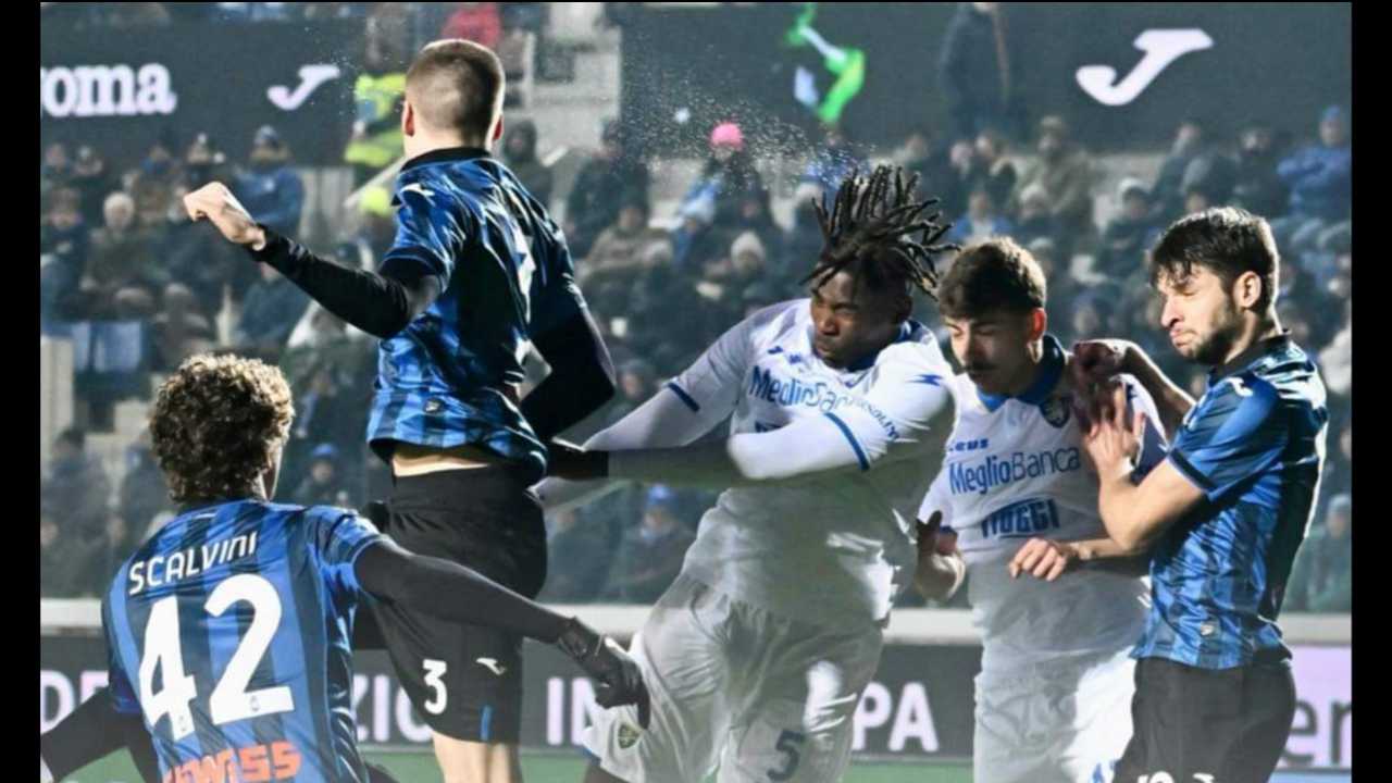 Okoli stacca di testa nella partita di calcio di serie A tra Atalanta e Frosinone