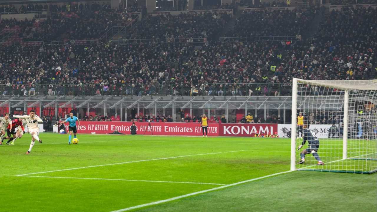Paredes calcia il rigore nella partita di calcio di serie A tra Milan e Roma