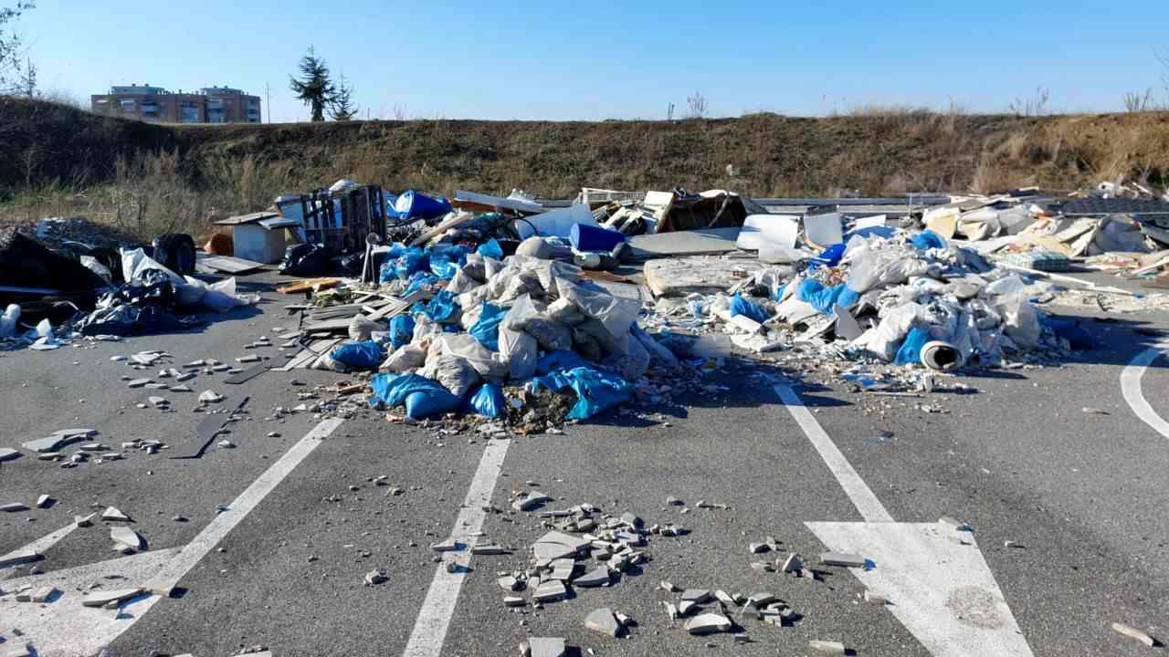 Discarica di rifiuti al parcheggio di Ponte di Nona a Roma