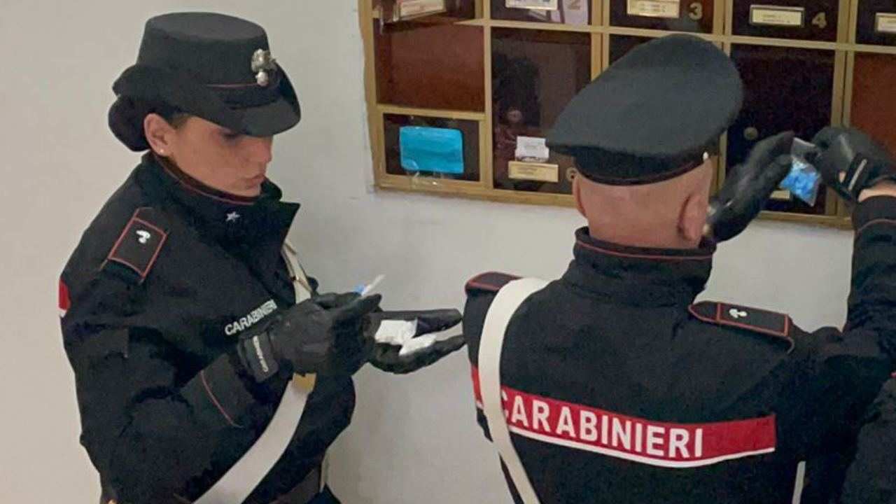 carabinieri trovano la droga nella cassetta postale