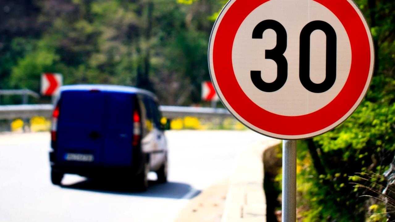 Strada con limite di velocità 30 km/h