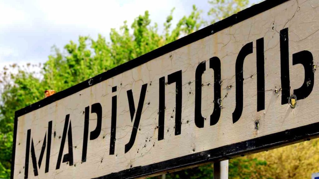Mariupol, cartello con il nome della città Ucraina