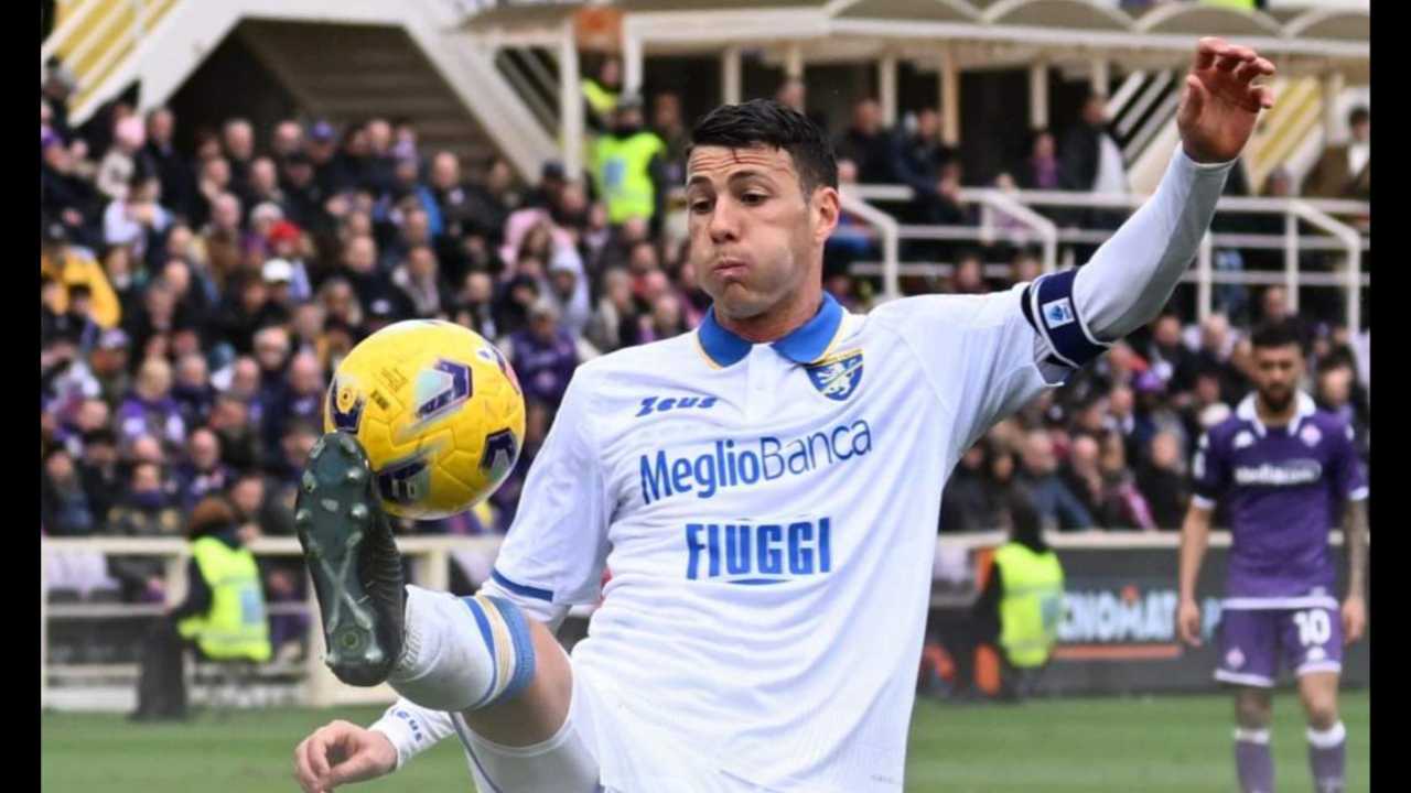Mazzitelli stoppa il pallone nella partita di calcio di serie A tra Fiorentina e Frosinone