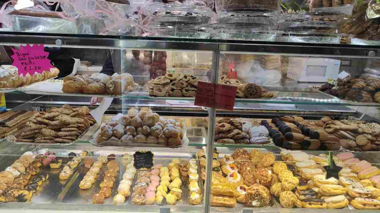 Pastarelle esposte in vetrina in una pasticceria