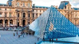 Ingresso del museo Louvre di Parigi