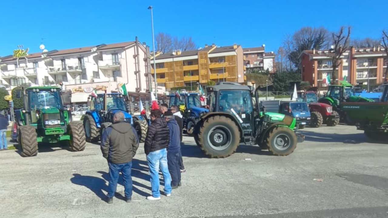 Trattori, corteo di protesta degli agricoltori a Valmontone