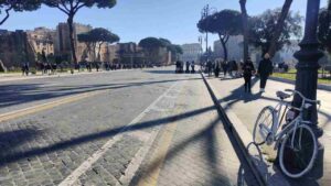 "Bici fantasma" in ricordo di Eva in Via dei Fori Imperiali a Roma
