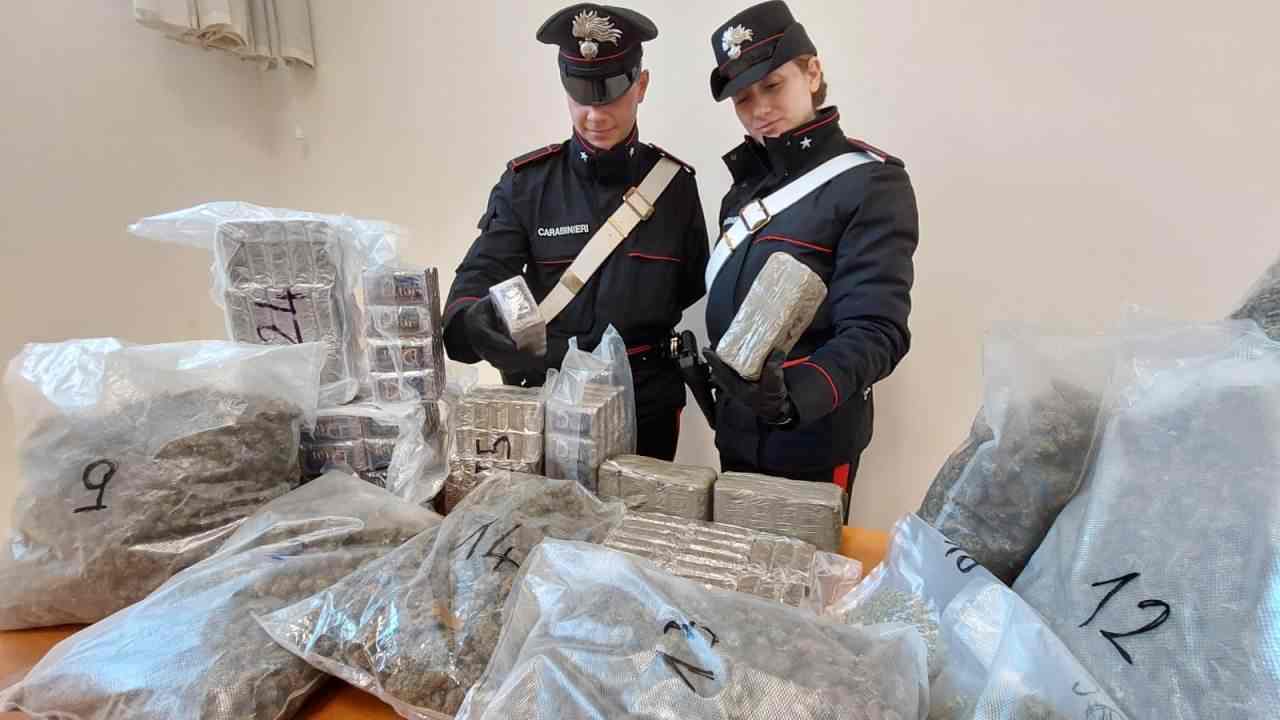 Carabinieri con la droga sequestrata