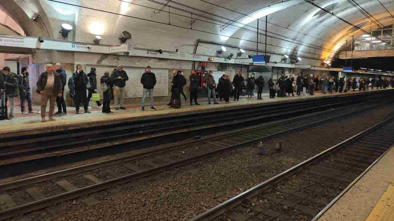 Metro di Roma, passeggeri in attesa