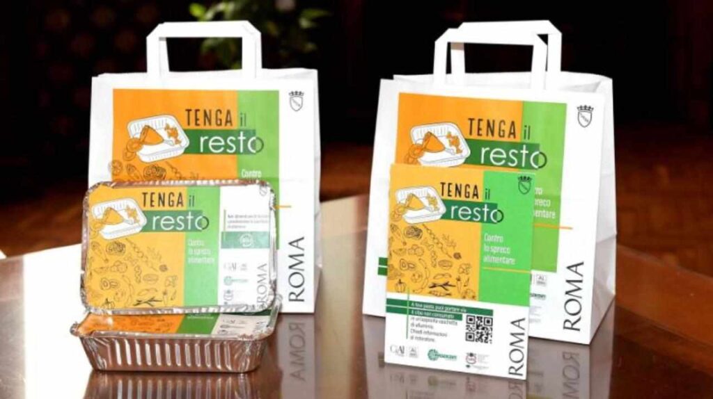 Kit con vaschette, buste e materiale informativo consegnato ai clienti nei ristoranti romani
