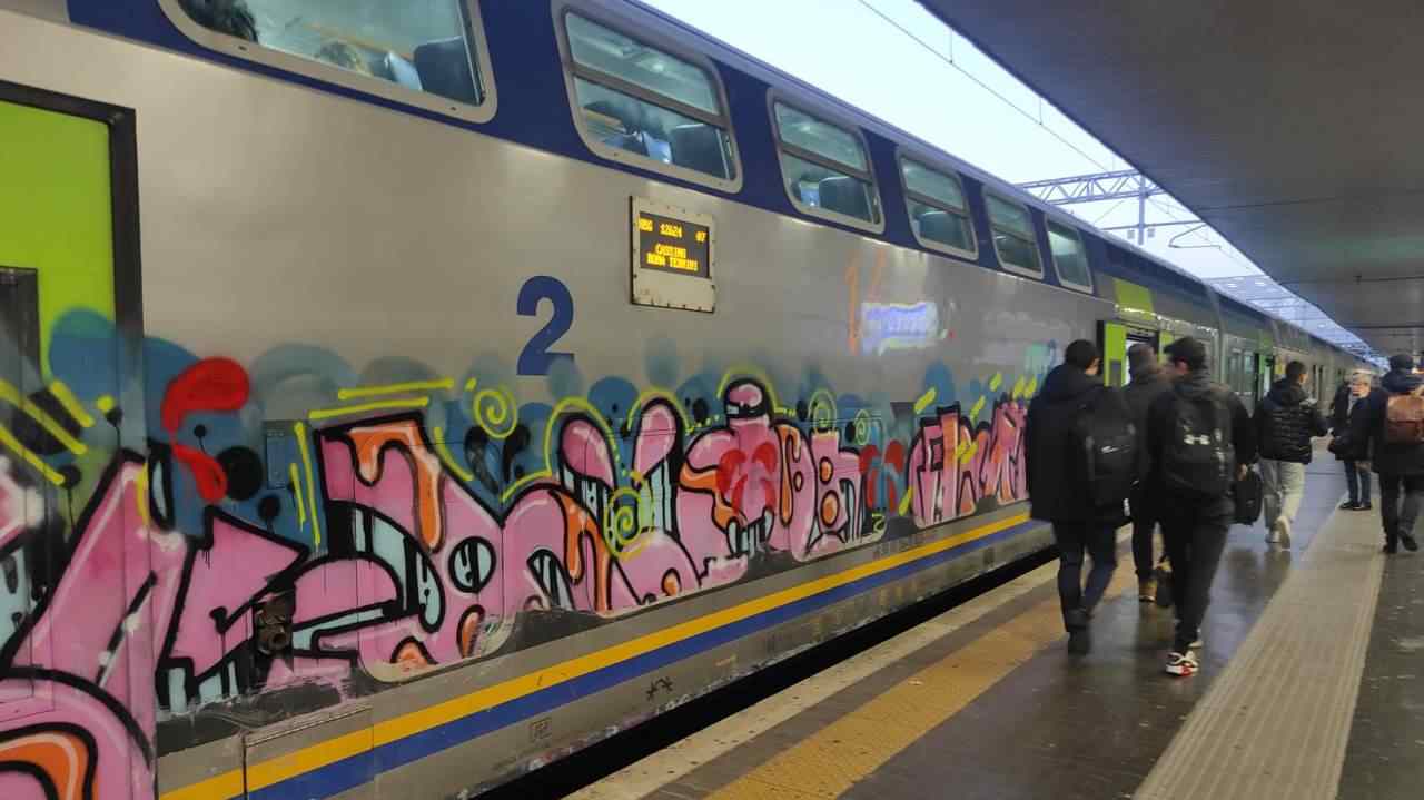 Carrozza di un treno imbrattata da graffiti