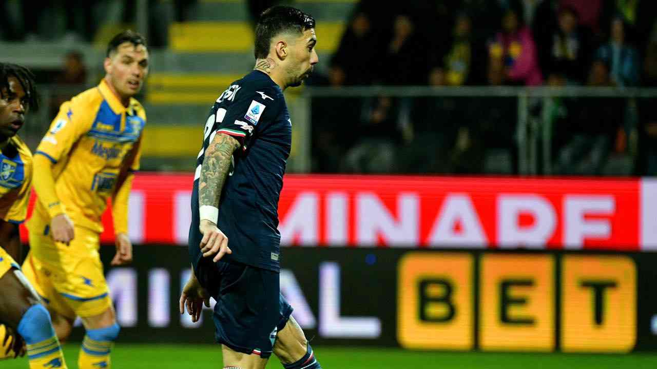 Mattia Zaccagni calcia e trova il gol nella partita di calcio di serie A tra Frosinone e Lazio