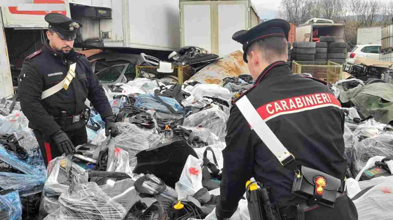 Deposito di auto cannibalizzate ispezionato dai Carabinieri