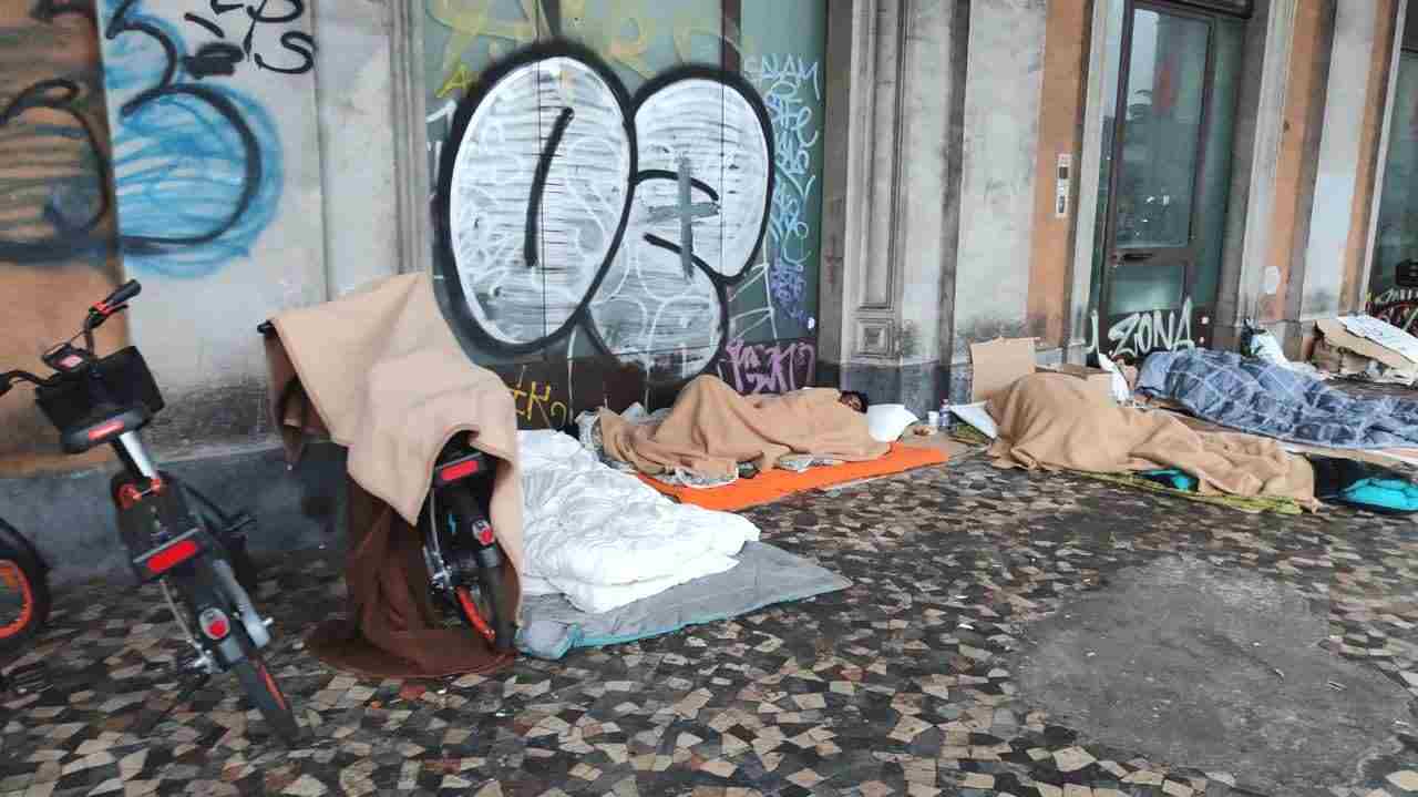 Senzatetto sotto i portici, zona stazione Termini di Roma