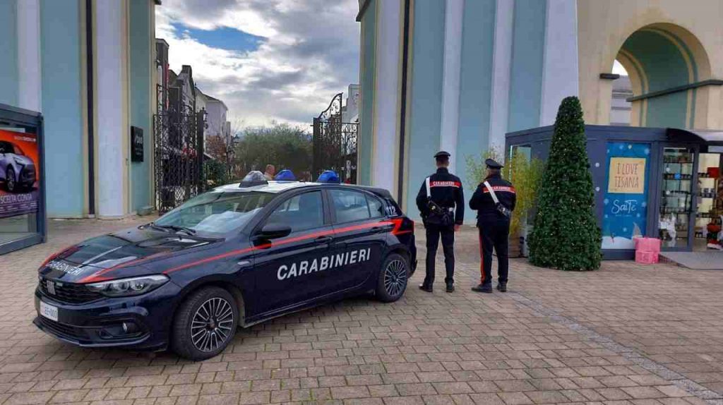 Carabinieri all'ingresso dell'Outlet di Valmontone