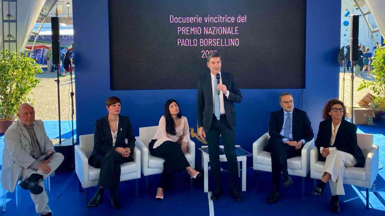 Al centro, il capo della Polizia, Vittorio Pisani