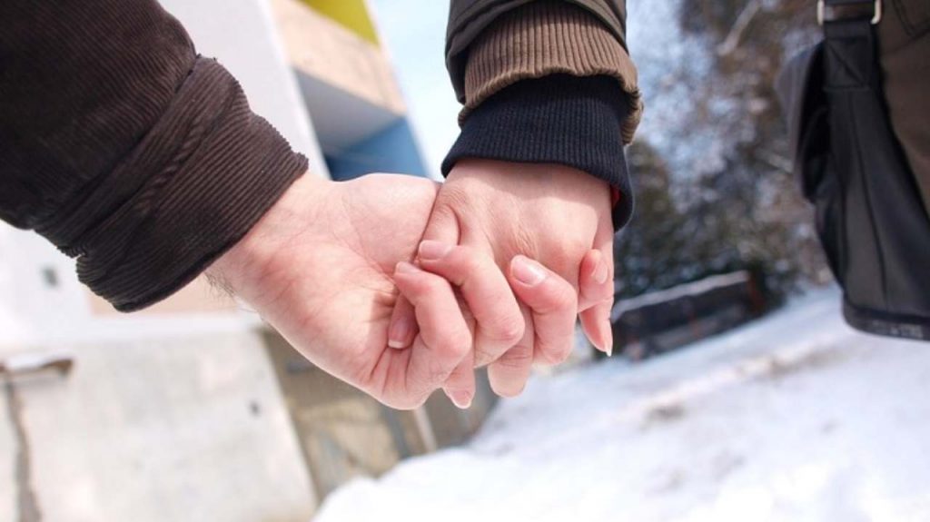 Persona con disabilità aiutata da un accompagnatore