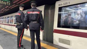 controlli dei carabinieri nella metropolitana di Roma