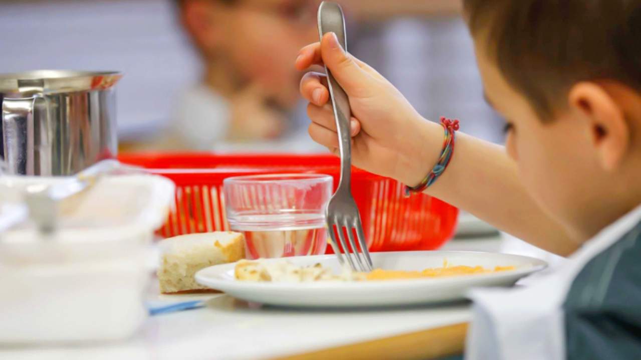 Alunno della scuola elementare alla mensa scolastica