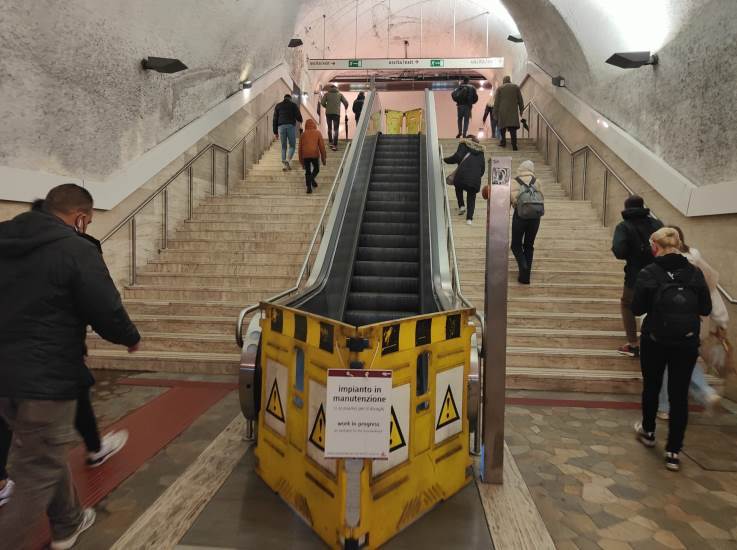 Scale mobili fuori uso, metro di Roma