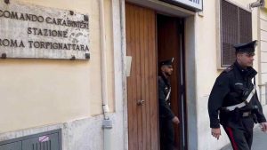 Ingresso Stazione dei Carabinieri di Roma Torpignattara, due militari che escono