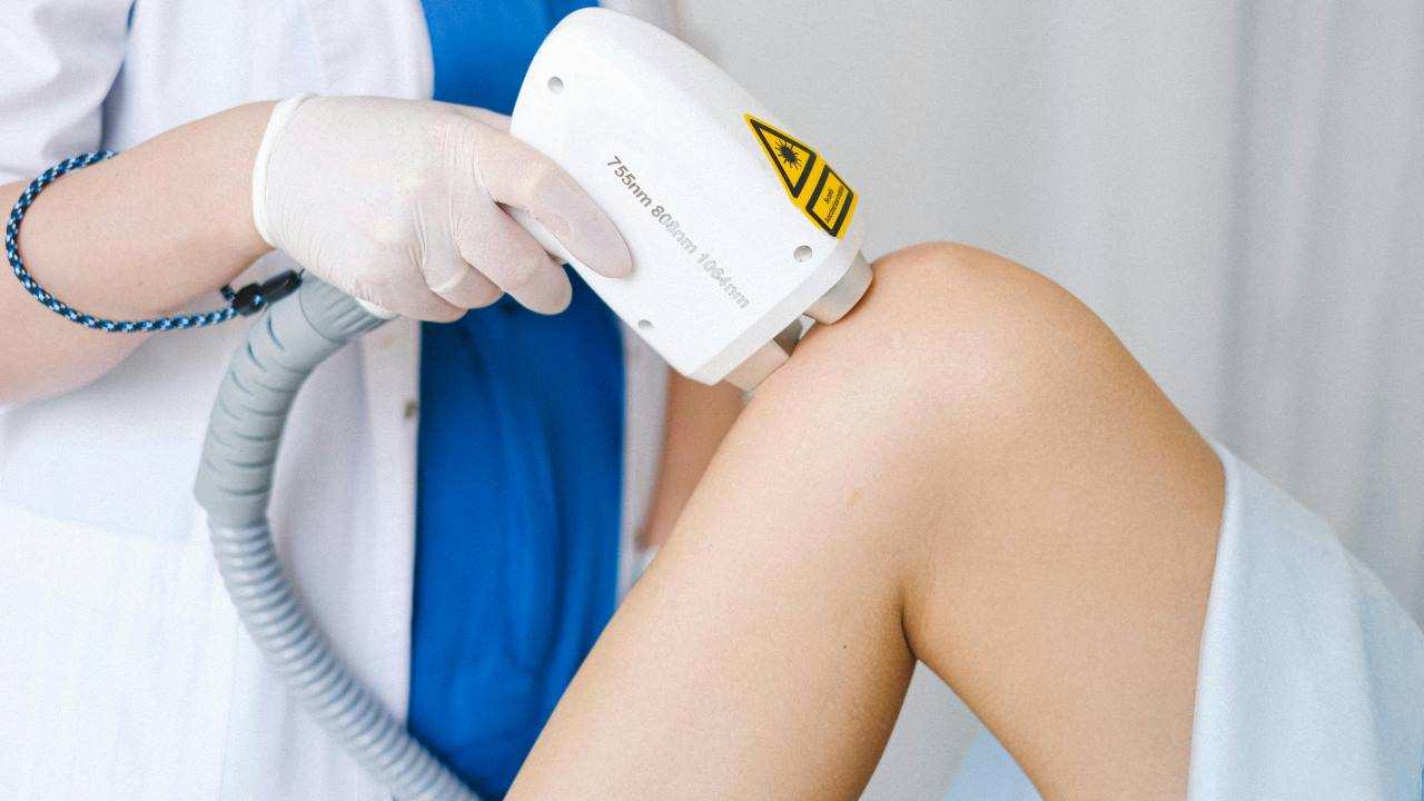 Trattamento estetico su gamba femminile