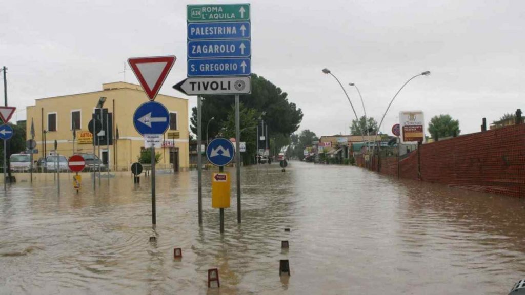 Fiume Aniene esondazione, allagate strade e case