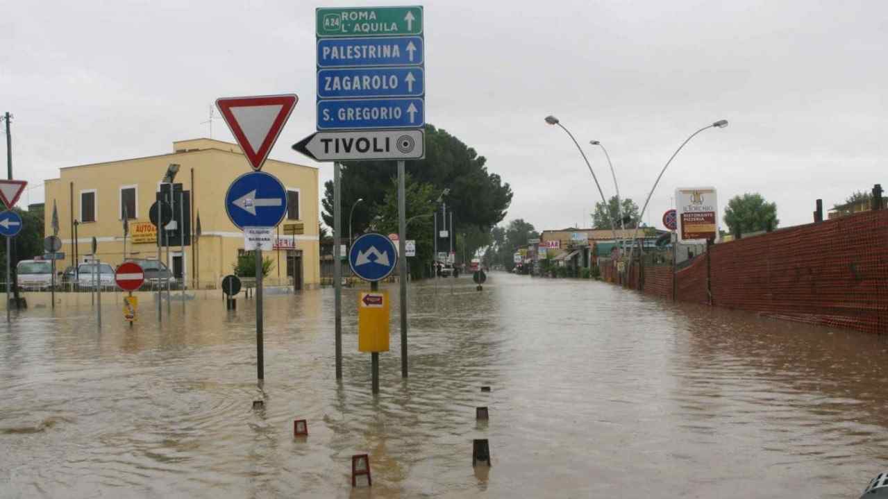 Fiume Aniene esondazione, allagate strade e case